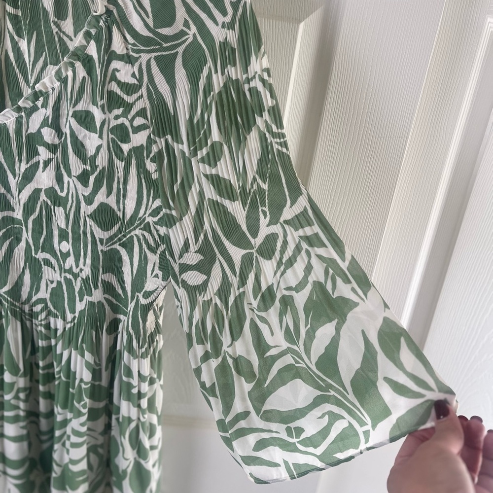 Lightweight Green and White Leaf Print Blouse - Picture 4 of 6